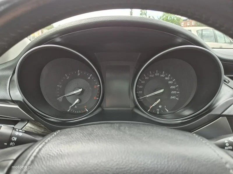 Toyota Avensis T27 29