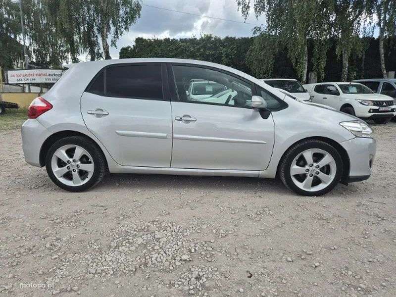Toyota Auris E150 11