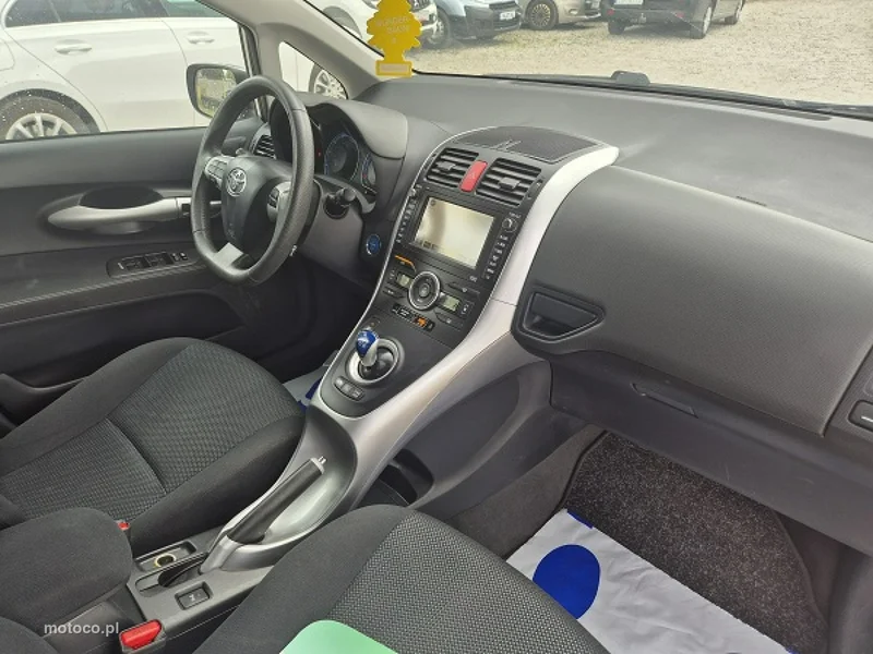 Toyota Auris E150 13