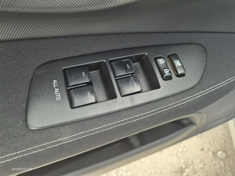 Toyota Auris E150 16