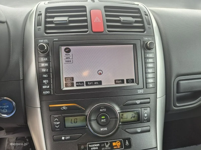 Toyota Auris E150 22