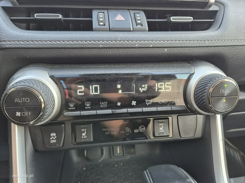 Toyota RAV 4 XA50 37