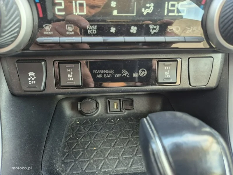 Toyota RAV 4 XA50 38