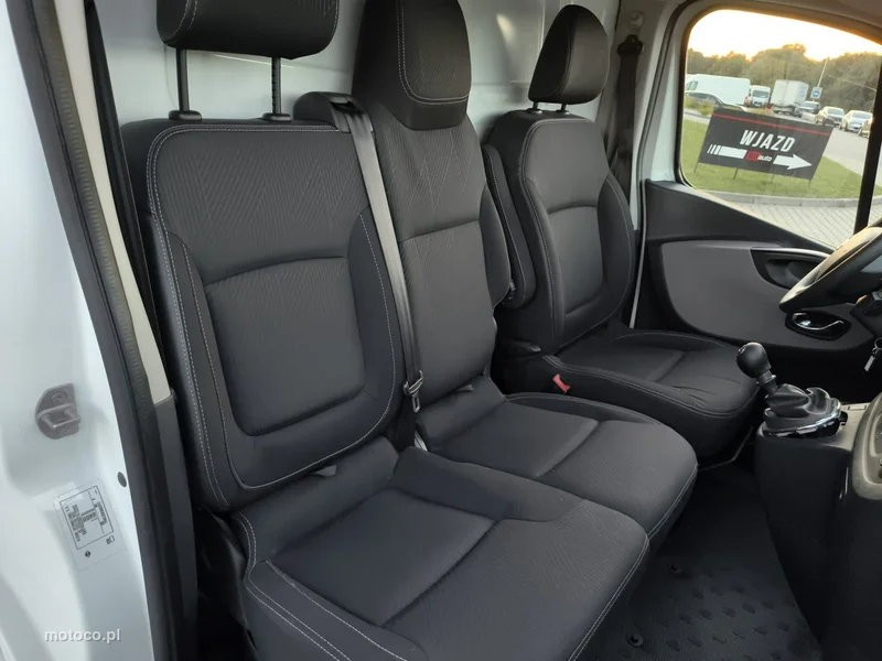 Nissan NV300 15