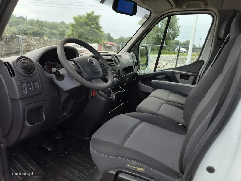 Nissan NV 400 9