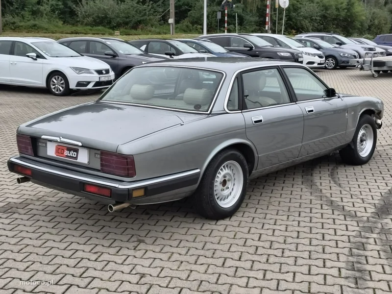 Jaguar XJ 7