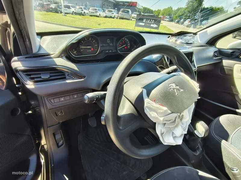 Peugeot 208 10