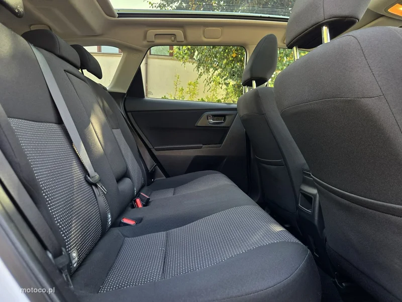 Toyota Auris E180 11