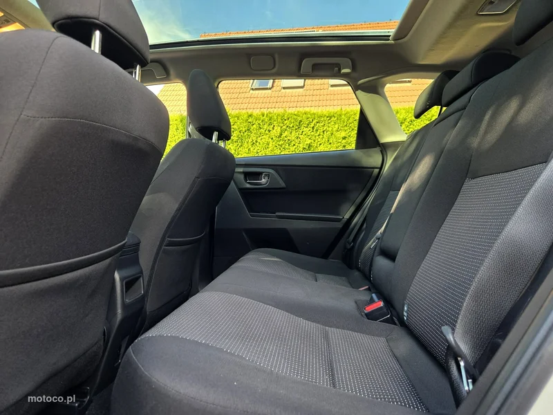 Toyota Auris E180 12