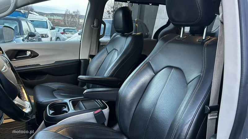 Chrysler Pacifica 8