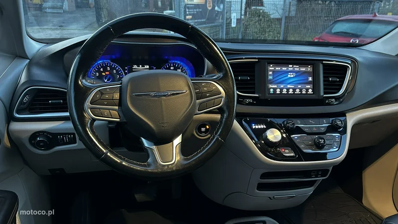 Chrysler Pacifica 9