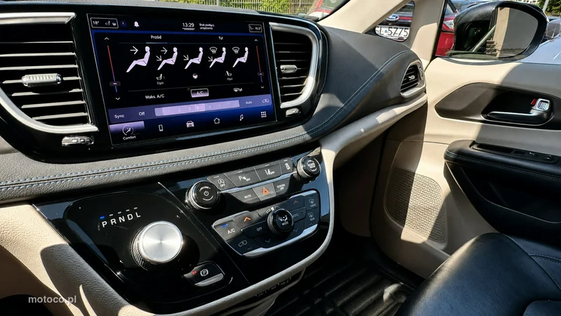 Chrysler Pacifica 16