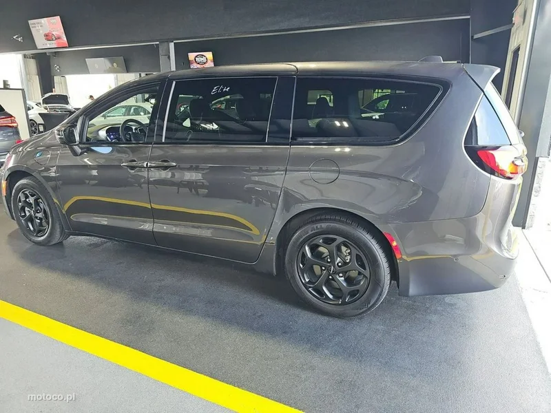 Chrysler Pacifica 5