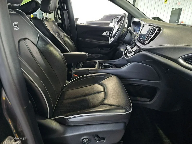 Chrysler Pacifica 10
