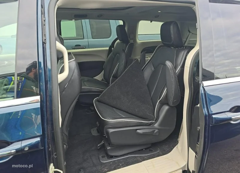 Chrysler Pacifica 11