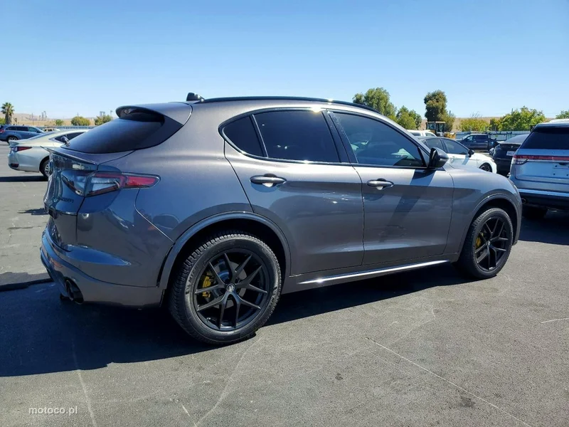 Alfa Romeo Stelvio 4