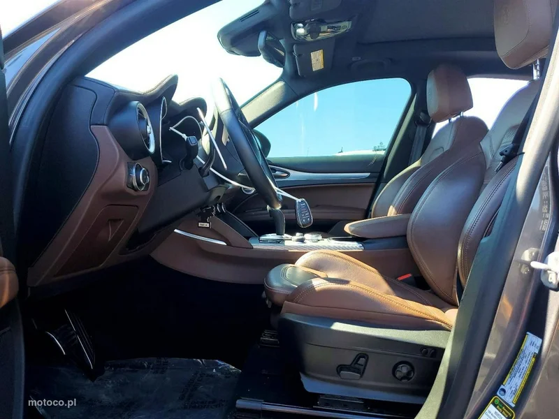 Alfa Romeo Stelvio 7