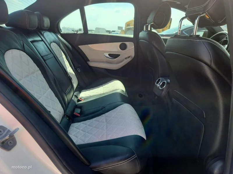 Mercedes-Benz Klasa C W205 C 300 10