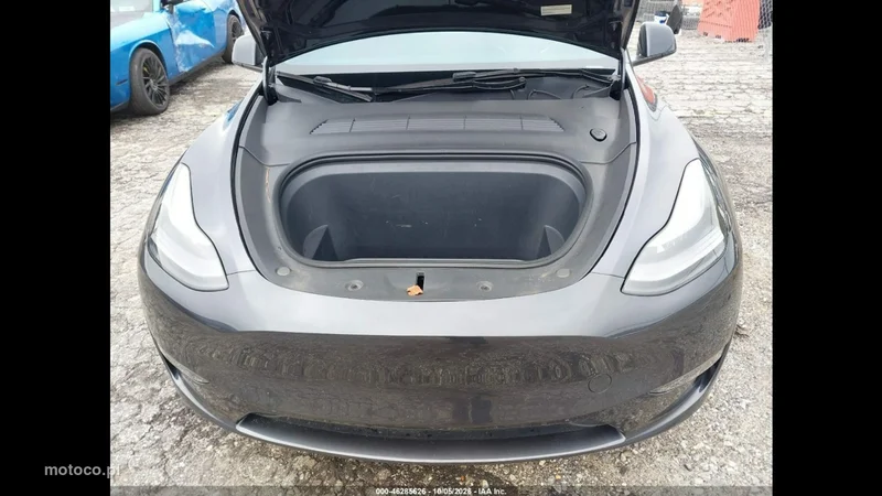 Tesla Y 11