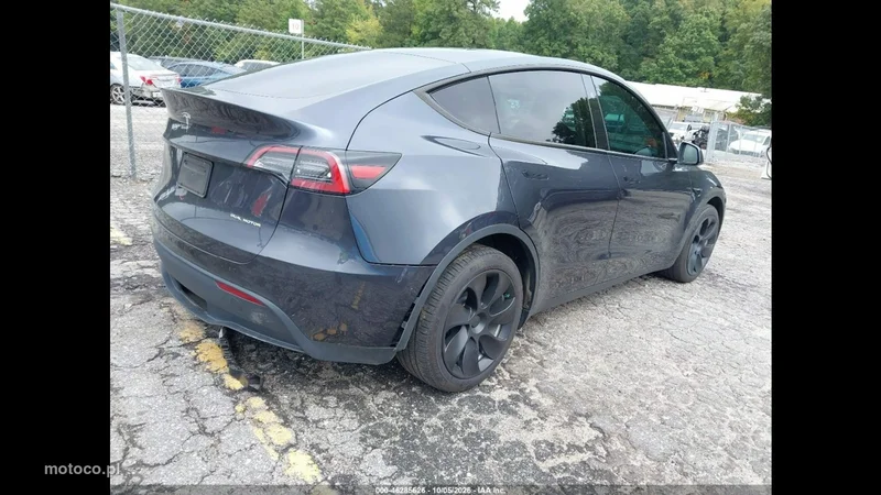 Tesla Y 4