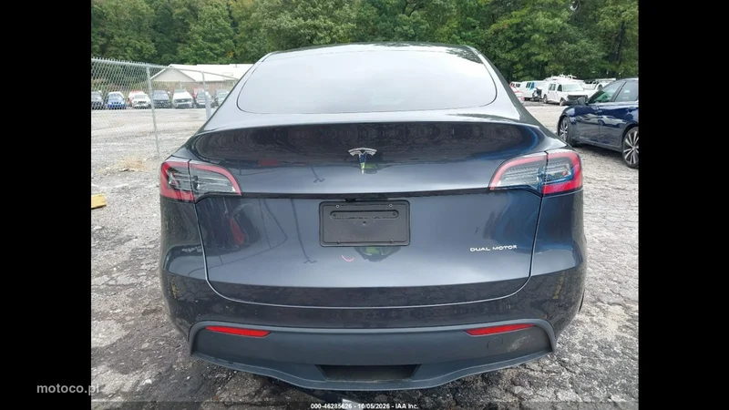 Tesla Y 8