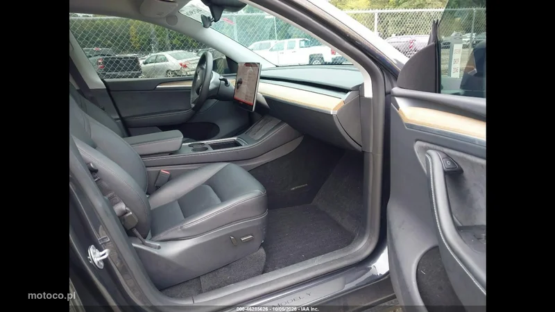 Tesla Y 9
