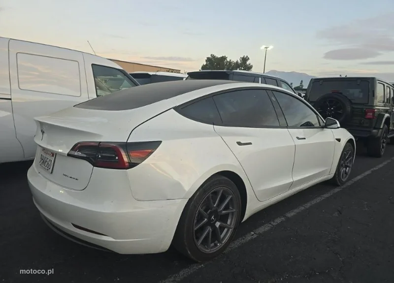 Tesla Model 3 4