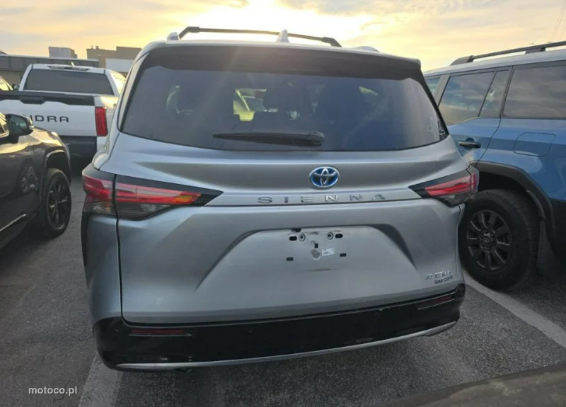 Toyota Sienna 4
