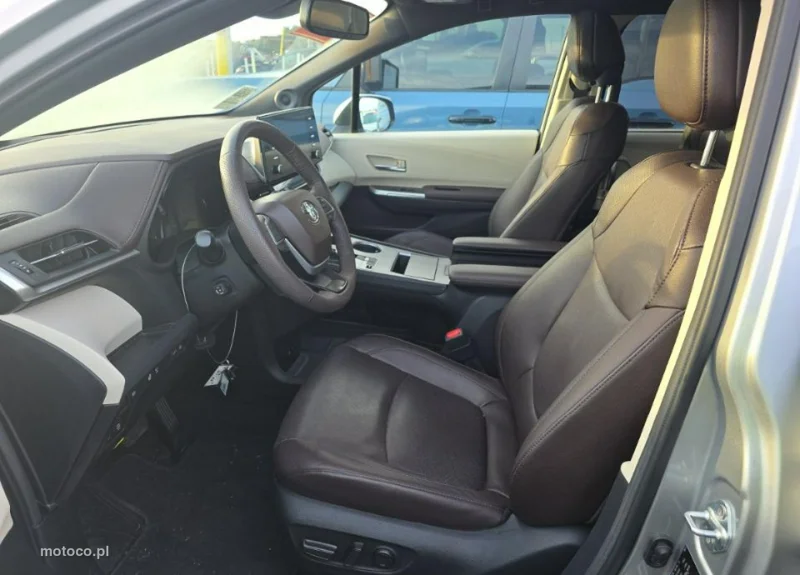 Toyota Sienna 6