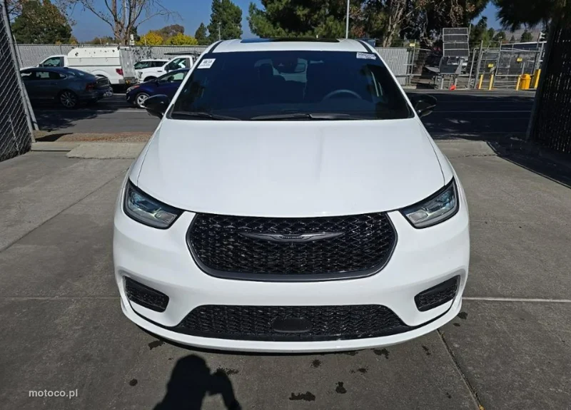 Chrysler Pacifica 2