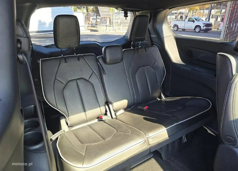 Chrysler Pacifica 11