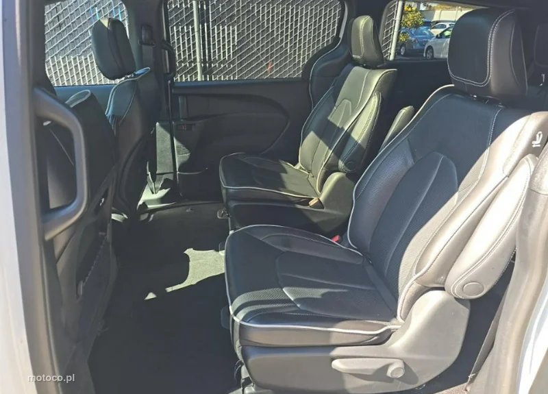 Chrysler Pacifica 12