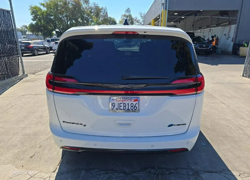 Chrysler Pacifica 5