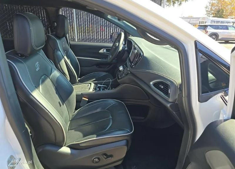 Chrysler Pacifica 10