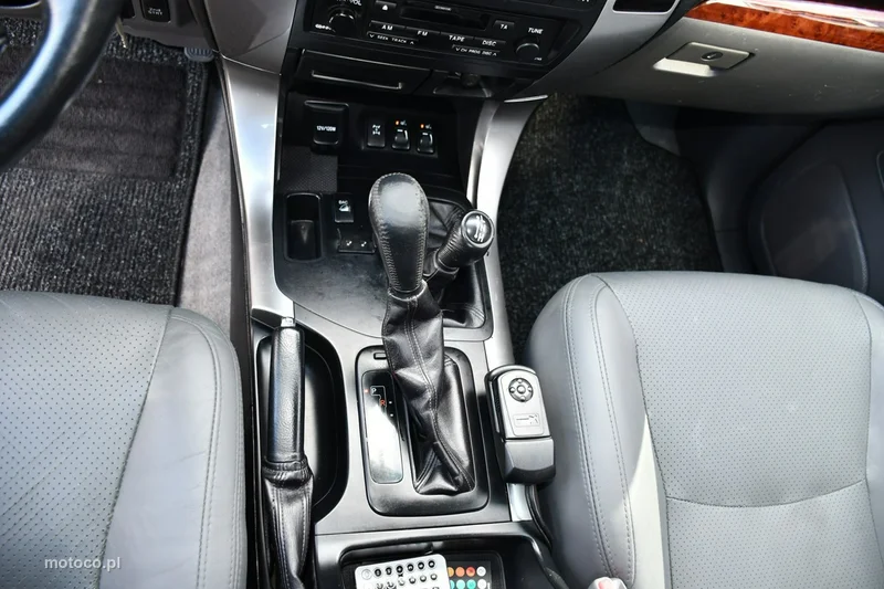 Toyota Land Cruiser J100 26