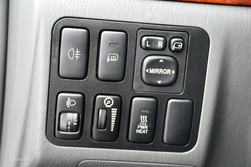 Toyota Land Cruiser J100 4