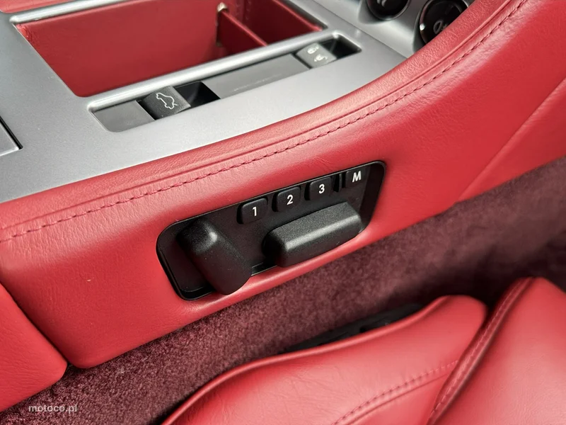 Aston Martin DB9 32