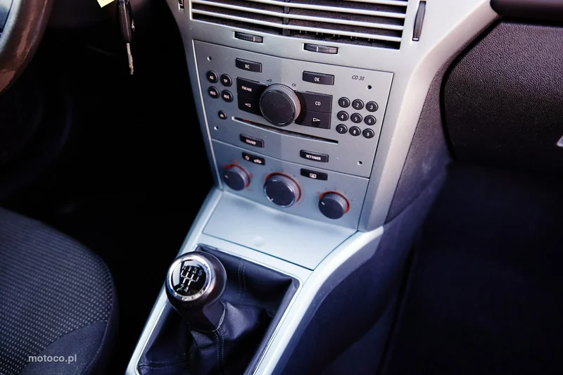 Opel Astra GTC 14