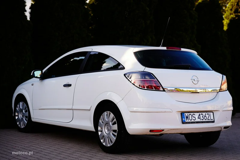 Opel Astra GTC 4