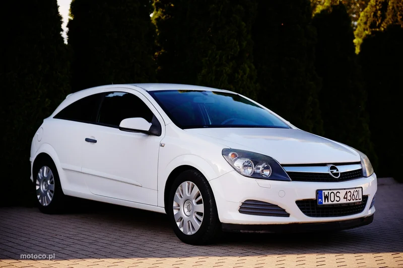 Opel Astra GTC 10