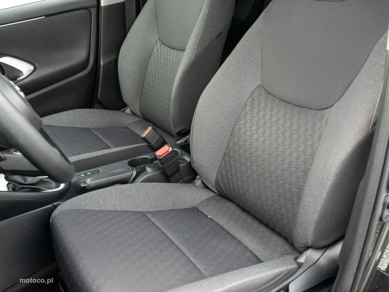 Toyota Yaris XP210 11