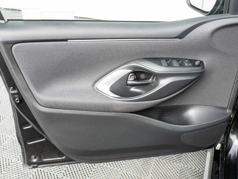 Toyota Yaris XP210 9