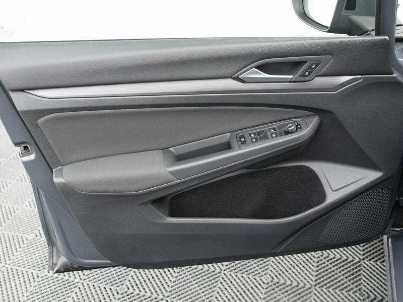 Volkswagen Golf VIII 9