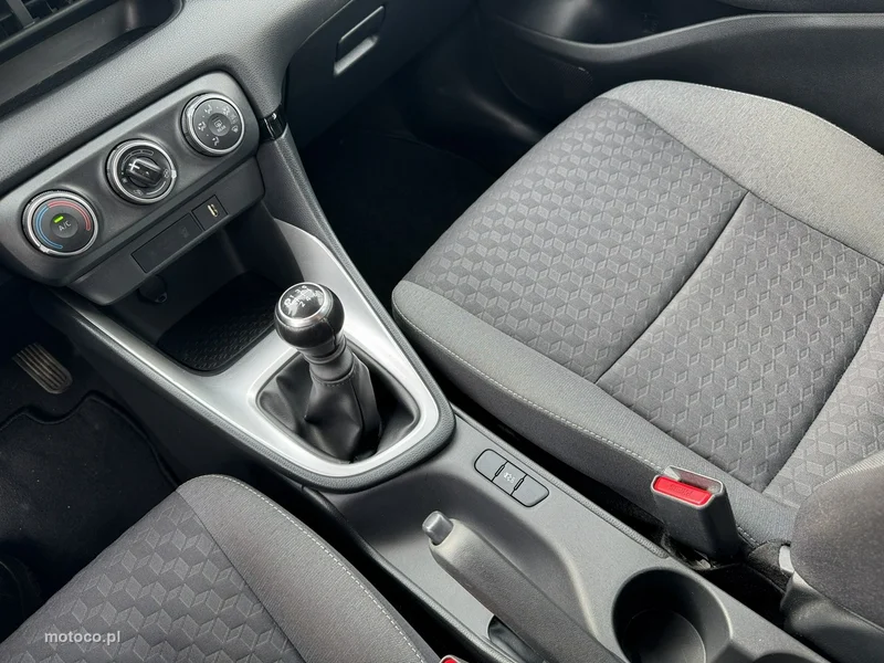 Toyota Yaris XP210 12