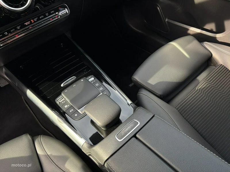 Mercedes-Benz GLA H247 200 23