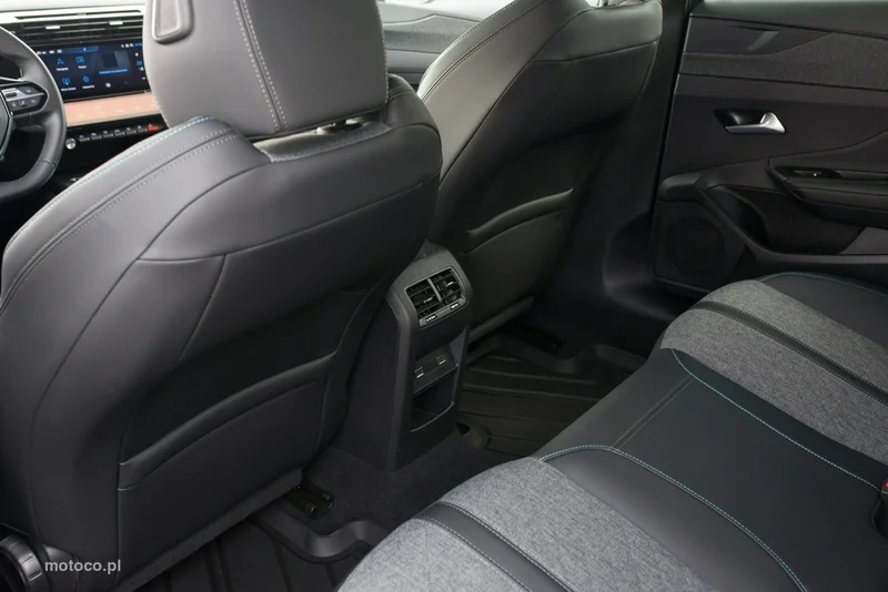 Peugeot 408 27