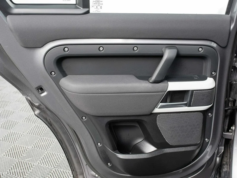 Land Rover Defender 22