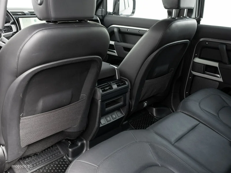 Land Rover Defender 23