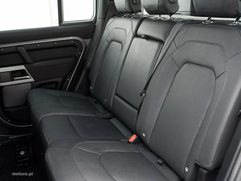 Land Rover Defender 24