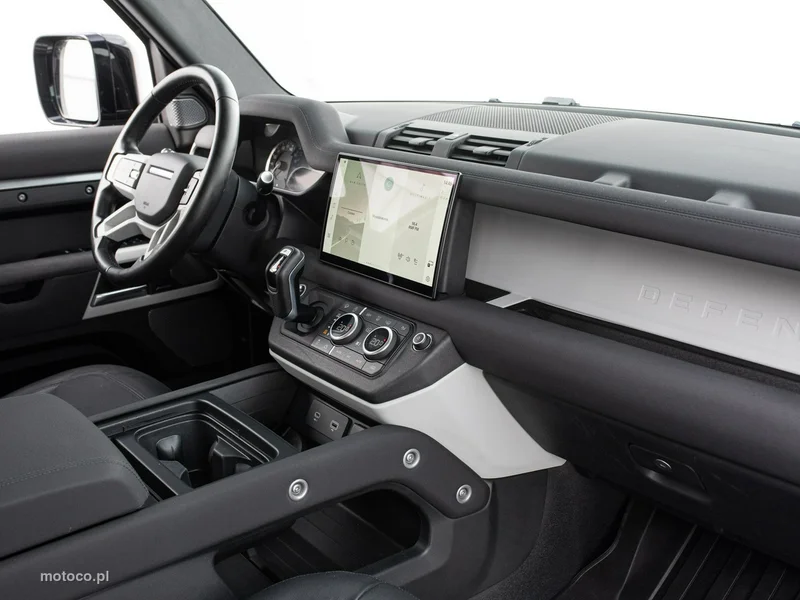 Land Rover Defender 27